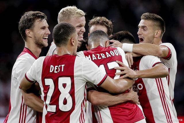 C罗庆祝击败达马克：打进2球全取3分